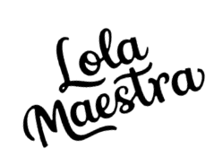 //lolamaestra.com/wp-content/uploads/2025/07/LOGO_LOLA-MAESTRA_tumbada.png